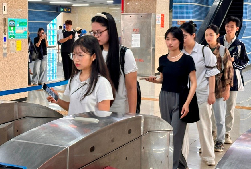 Thí điểm 'chạm thẻ' thay xếp hàng mua vé để đi tàu điện trên cao mà không phải xếp hàng mua vé- Ảnh 1. Thí điểm 'chạm thẻ' thay xếp hàng mua vé để đi tàu điện trên cao mà không phải xếp hàng mua vé- Ảnh 1.
