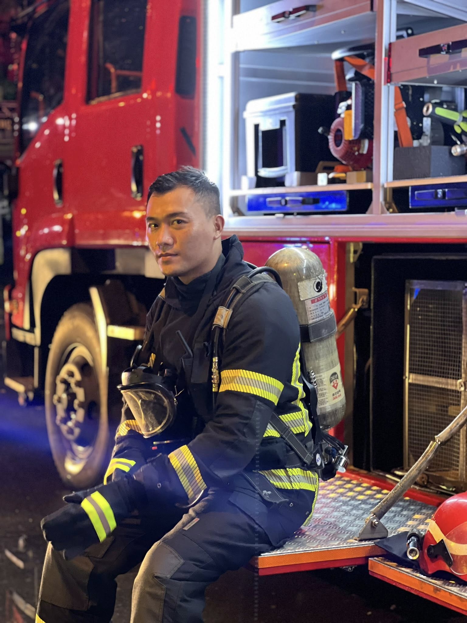 Cơ trưởng hot nhất Tử Chiến Trên Không: Diễn bằng mắt quá đỉnh, đóng mãi 1 kiểu vai vẫn không ai chê nổi- Ảnh 5. Cơ trưởng hot nhất Tử Chiến Trên Không: Diễn bằng mắt quá đỉnh, đóng mãi 1 kiểu vai vẫn không ai chê nổi- Ảnh 5.