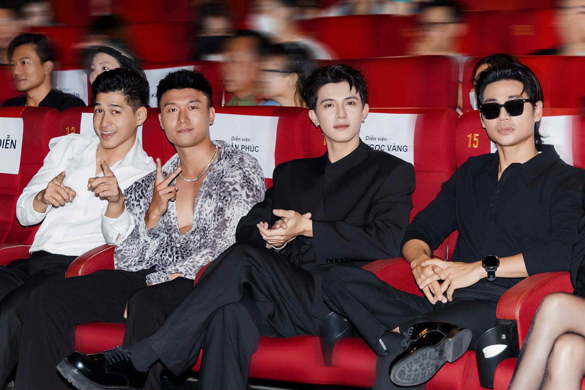 Nam diễn viên có cái tên kỳ lạ nhất Việt Nam: Ngoại hình hơn cả cực phẩm, cười lên một cái là đẹp gấp 1000 lần- Ảnh 4. Nam diễn viên có cái tên kỳ lạ nhất Việt Nam: Ngoại hình hơn cả cực phẩm, cười lên một cái là đẹp gấp 1000 lần- Ảnh 4.