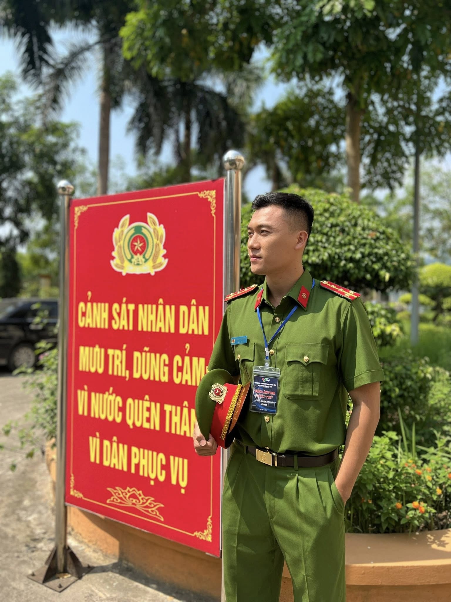 Cơ trưởng hot nhất Tử Chiến Trên Không: Diễn bằng mắt quá đỉnh, đóng mãi 1 kiểu vai vẫn không ai chê nổi- Ảnh 4. Cơ trưởng hot nhất Tử Chiến Trên Không: Diễn bằng mắt quá đỉnh, đóng mãi 1 kiểu vai vẫn không ai chê nổi- Ảnh 4.