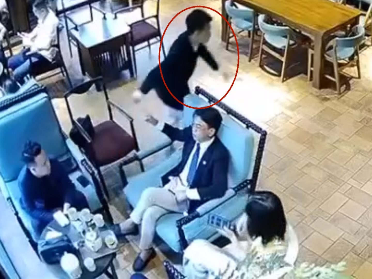 Kết quả chẩn đoán thương tích của nạn nhân bị khách đánh trong quán cafe: 10-14 ngày vết thương mới lành- Ảnh 2. Kết quả chẩn đoán thương tích của nạn nhân bị khách đánh trong quán cafe: 10-14 ngày vết thương mới lành- Ảnh 2.