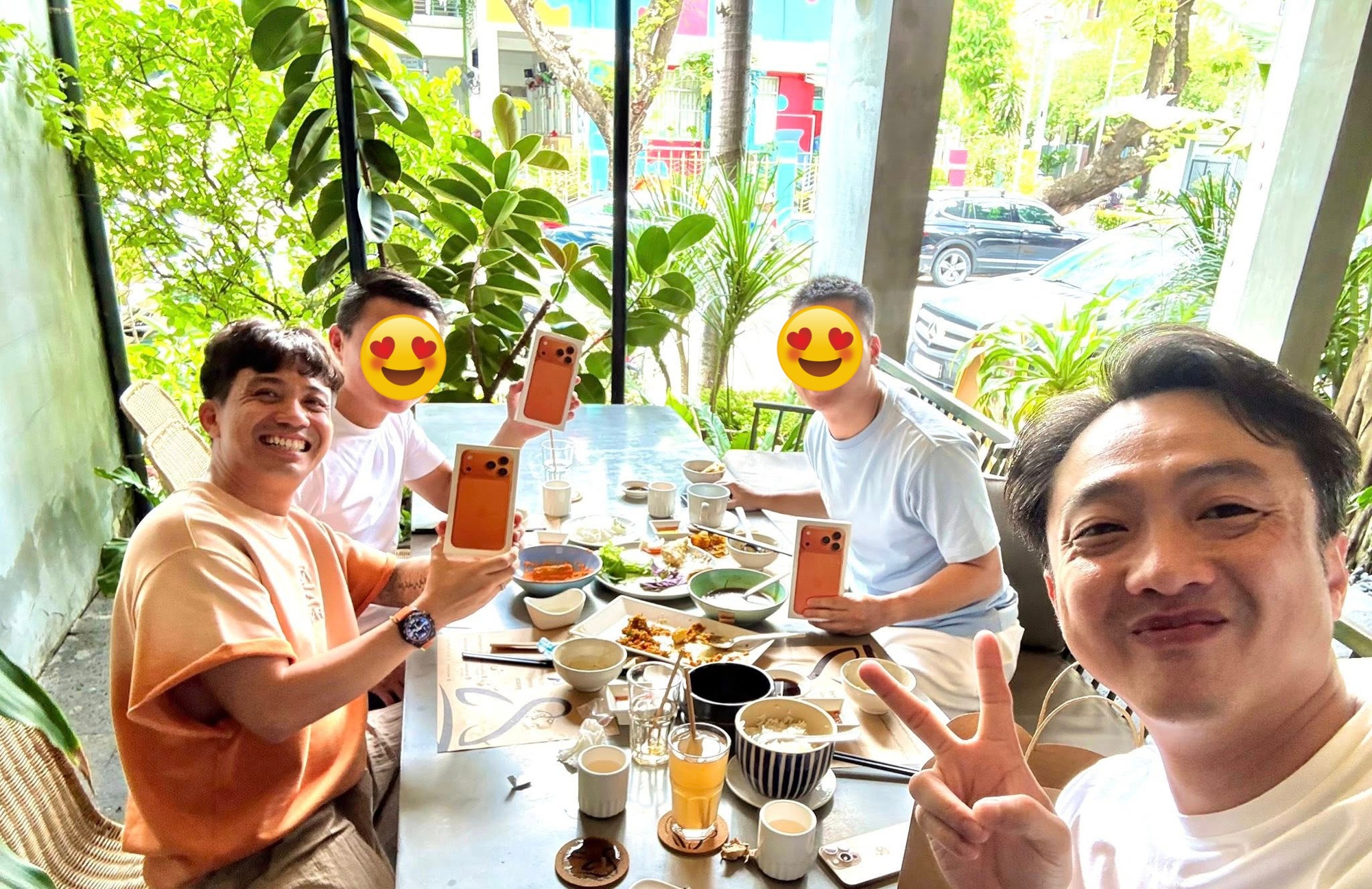 Cường Đô La không nói mình giàu, Cường Đô La chỉ đem “cả lố” iPhone 17 Pro Max gặp là tặng!- Ảnh 2. Cường Đô La không nói mình giàu, Cường Đô La chỉ đem “cả lố” iPhone 17 Pro Max gặp là tặng!- Ảnh 2.