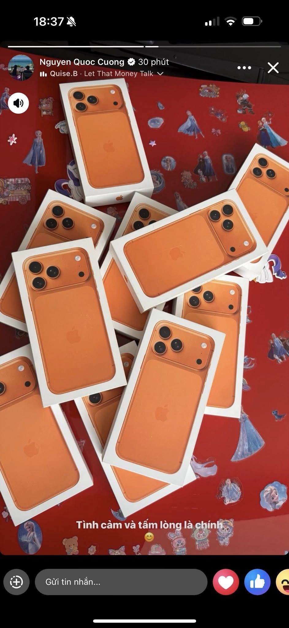 Cường Đô La không nói mình giàu, Cường Đô La chỉ đem “cả lố” iPhone 17 Pro Max gặp là tặng!- Ảnh 1. Cường Đô La không nói mình giàu, Cường Đô La chỉ đem “cả lố” iPhone 17 Pro Max gặp là tặng!- Ảnh 1.