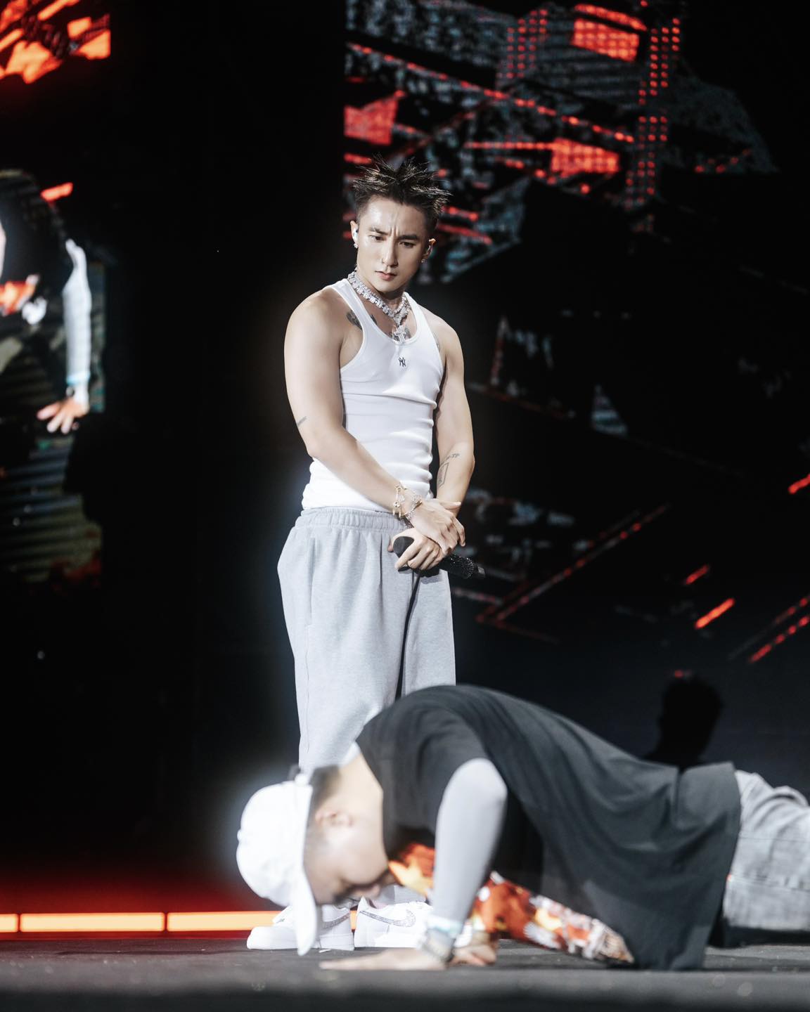 Đoạn clip “3 mét bẻ đôi” mà Sơn Tùng muốn "chôn vùi" mãi mãi?- Ảnh 3. Đoạn clip “3 mét bẻ đôi” mà Sơn Tùng muốn "chôn vùi" mãi mãi?- Ảnh 3.