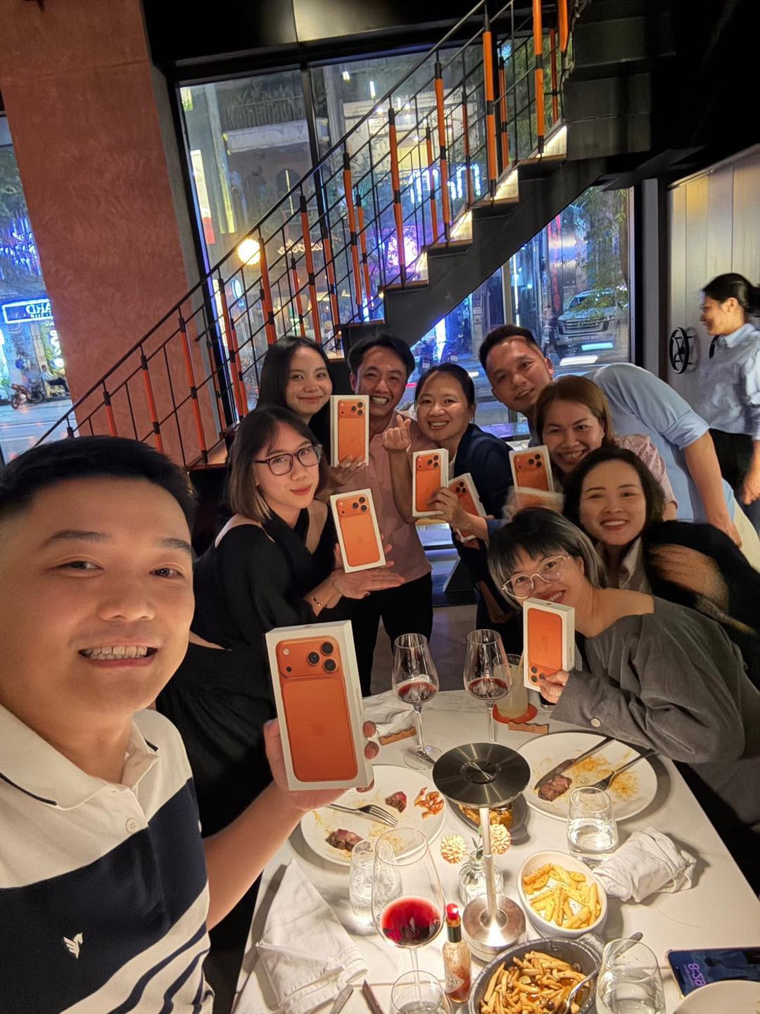 Cường Đô La không nói mình giàu, Cường Đô La chỉ đem “cả lố” iPhone 17 Pro Max gặp là tặng!- Ảnh 4. Cường Đô La không nói mình giàu, Cường Đô La chỉ đem “cả lố” iPhone 17 Pro Max gặp là tặng!- Ảnh 4.