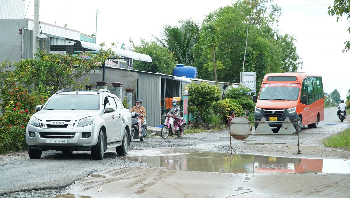 Tuyến đường làm 6 năm vẫn “ì ạch” ở Cà Mau- Ảnh 2. Tuyến đường làm 6 năm vẫn “ì ạch” ở Cà Mau- Ảnh 2.
