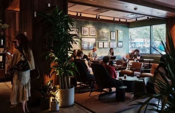 Chưa từng có trong lịch sử Starbucks: 200.000 nhân viên được tái cải tổ bài bản từ câu chào, 4 phút đã pha xong đồ uống, 95% đơn online giao đúng hẹn- Ảnh 2.