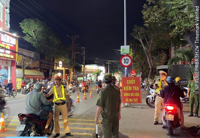 Công an xã tham gia điều tiết giao thông cùng lực lượng Cảnh sát giao thông- Ảnh 1. Công an xã tham gia điều tiết giao thông cùng lực lượng Cảnh sát giao thông- Ảnh 1.