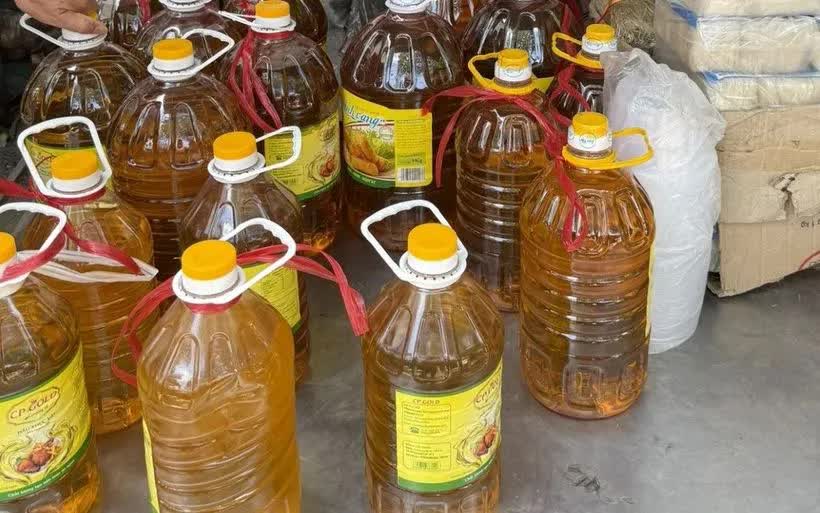 Dầu ăn giá rẻ được bày bán tràn lan tại các chợ đầu mối. (Ảnh: Sĩ Dũng/Vietnam+) Dầu ăn giá rẻ được bày bán tràn lan tại các chợ đầu mối. (Ảnh: Sĩ Dũng/Vietnam+)
