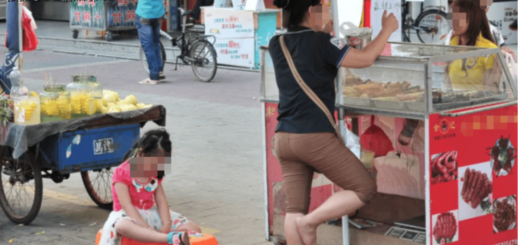 Nhìn thấy hai mẹ con ở quầy hàng ăn, tôi chợt hiểu tại sao có những đứa trẻ cả đời không thể trở nên giàu có- Ảnh 1.