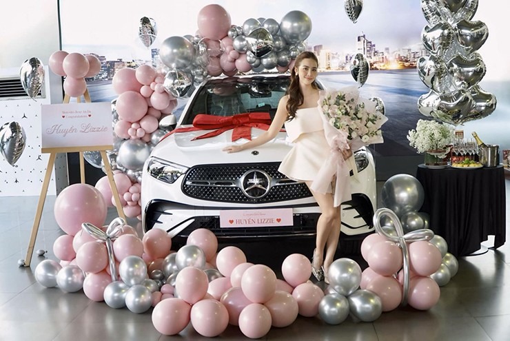 Mỹ nhân Vbiz làm mẹ đơn thân sở hữu khối tài sản khủng, nói gì trước nghi vấn khi mặc váy cưới?- Ảnh 7. Mỹ nhân Vbiz làm mẹ đơn thân sở hữu khối tài sản khủng, nói gì trước nghi vấn khi mặc váy cưới?- Ảnh 7.