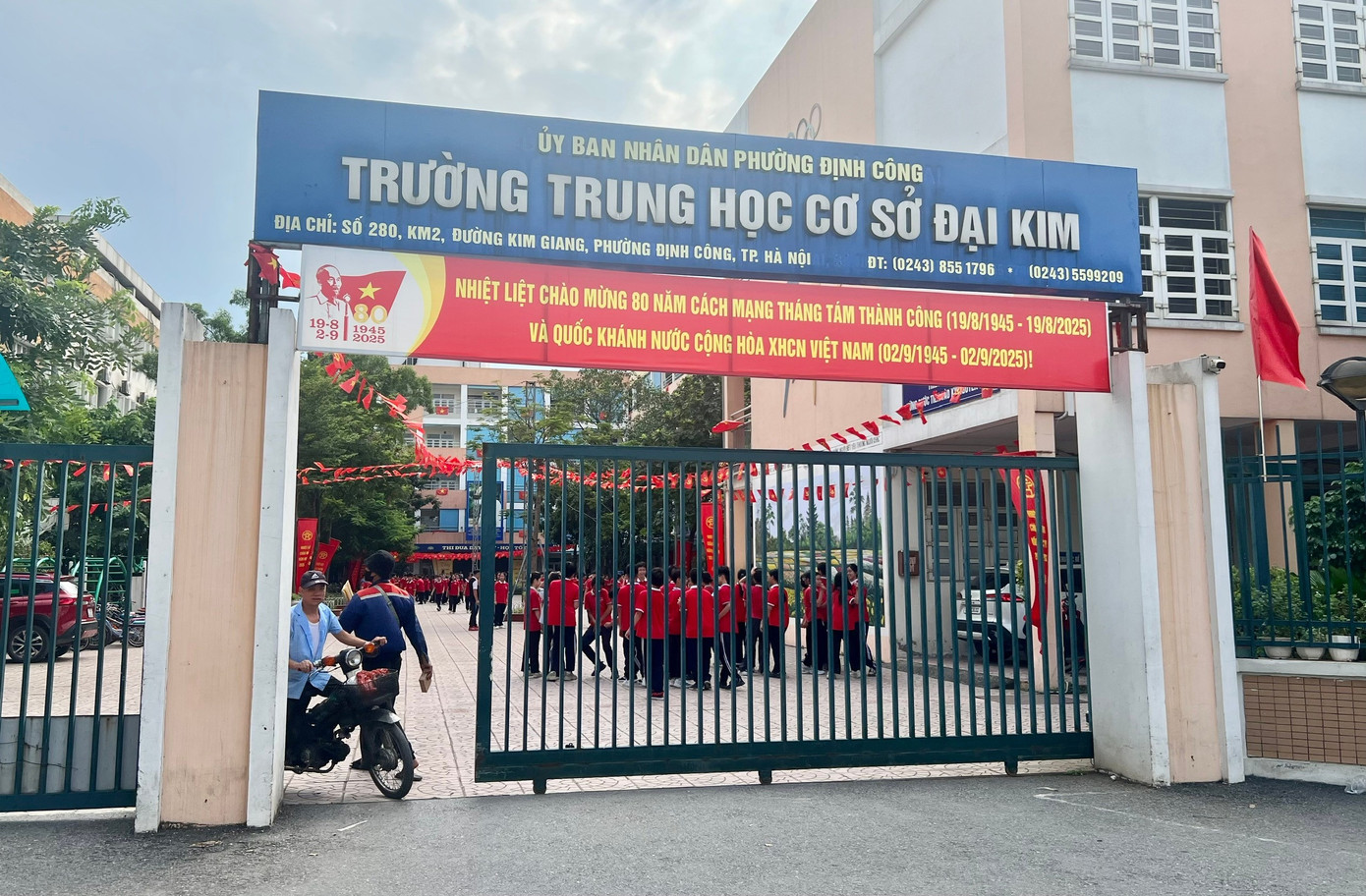 Nam sinh túm tóc, ghìm đầu cô giáo: Vì sao học sinh không can ngăn?- Ảnh 1. Nam sinh túm tóc, ghìm đầu cô giáo: Vì sao học sinh không can ngăn?- Ảnh 1.