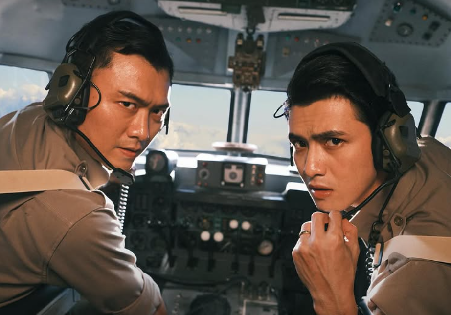 Cơ trưởng hot nhất Tử Chiến Trên Không: Diễn bằng mắt quá đỉnh, đóng mãi 1 kiểu vai vẫn không ai chê nổi- Ảnh 2. Cơ trưởng hot nhất Tử Chiến Trên Không: Diễn bằng mắt quá đỉnh, đóng mãi 1 kiểu vai vẫn không ai chê nổi- Ảnh 2.