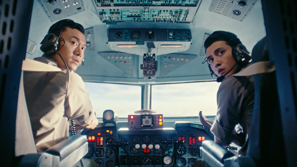 Cơ trưởng hot nhất Tử Chiến Trên Không: Diễn bằng mắt quá đỉnh, đóng mãi 1 kiểu vai vẫn không ai chê nổi- Ảnh 1. Cơ trưởng hot nhất Tử Chiến Trên Không: Diễn bằng mắt quá đỉnh, đóng mãi 1 kiểu vai vẫn không ai chê nổi- Ảnh 1.