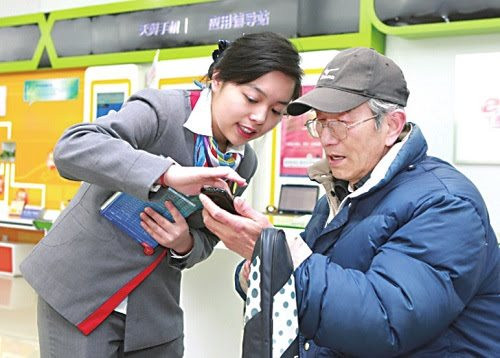 Đi rút 5 triệu sửa lại nhà dột, người đàn ông nghèo sốc khi nhân viên ngân hàng hỏi: Ông muốn tất toán toàn bộ à? Số tiền lớn lắm!- Ảnh 2. Đi rút 5 triệu sửa lại nhà dột, người đàn ông nghèo sốc khi nhân viên ngân hàng hỏi: Ông muốn tất toán toàn bộ à? Số tiền lớn lắm!- Ảnh 2.