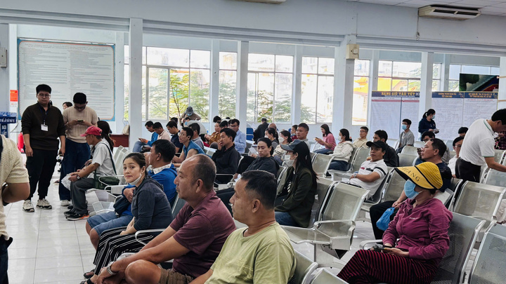 Giá đắt hơn năm ngoái, 22.000 vé tàu Tết 2026 vẫn bán hết chỉ trong buổi sáng- Ảnh 1.