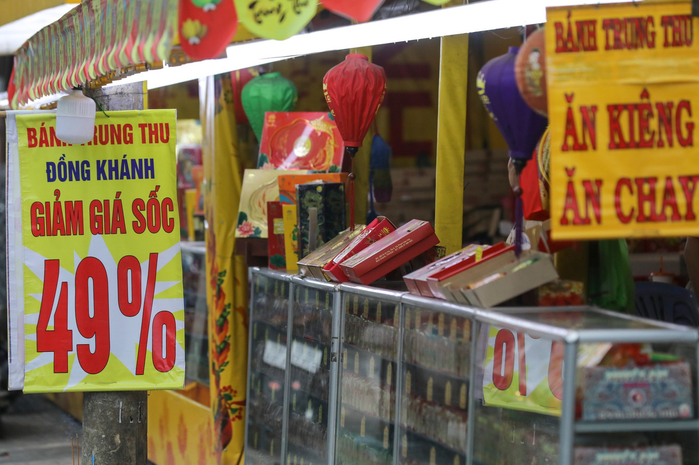 Hình ảnh trái ngược của thị trường bánh trung thu ở TPHCM- Ảnh 3. Hình ảnh trái ngược của thị trường bánh trung thu ở TPHCM- Ảnh 3.