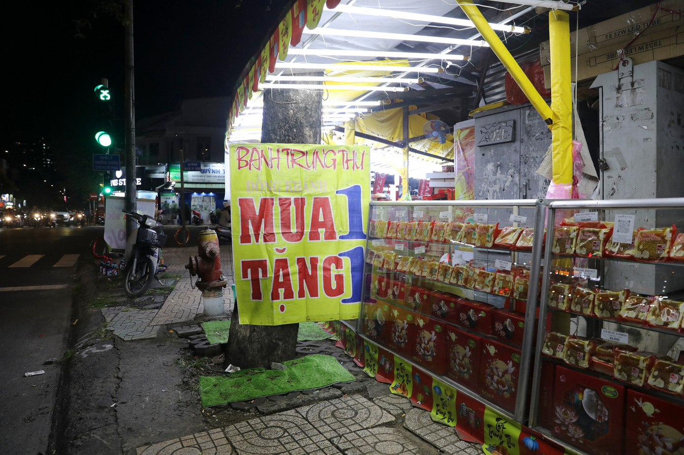 Hình ảnh trái ngược của thị trường bánh trung thu ở TPHCM- Ảnh 2. Hình ảnh trái ngược của thị trường bánh trung thu ở TPHCM- Ảnh 2.