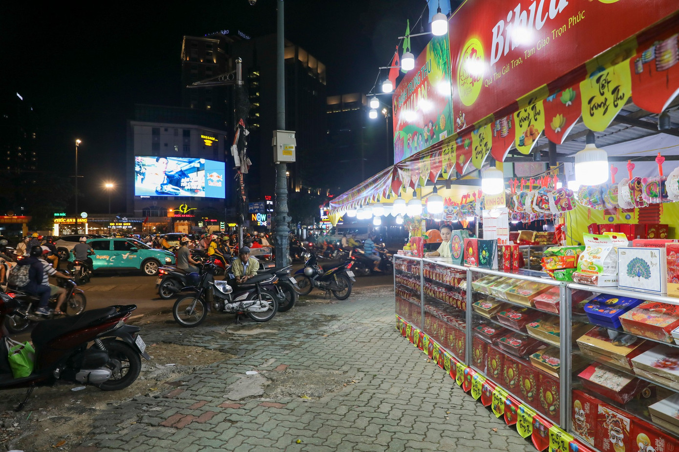 Hình ảnh trái ngược của thị trường bánh trung thu ở TPHCM- Ảnh 4. Hình ảnh trái ngược của thị trường bánh trung thu ở TPHCM- Ảnh 4.