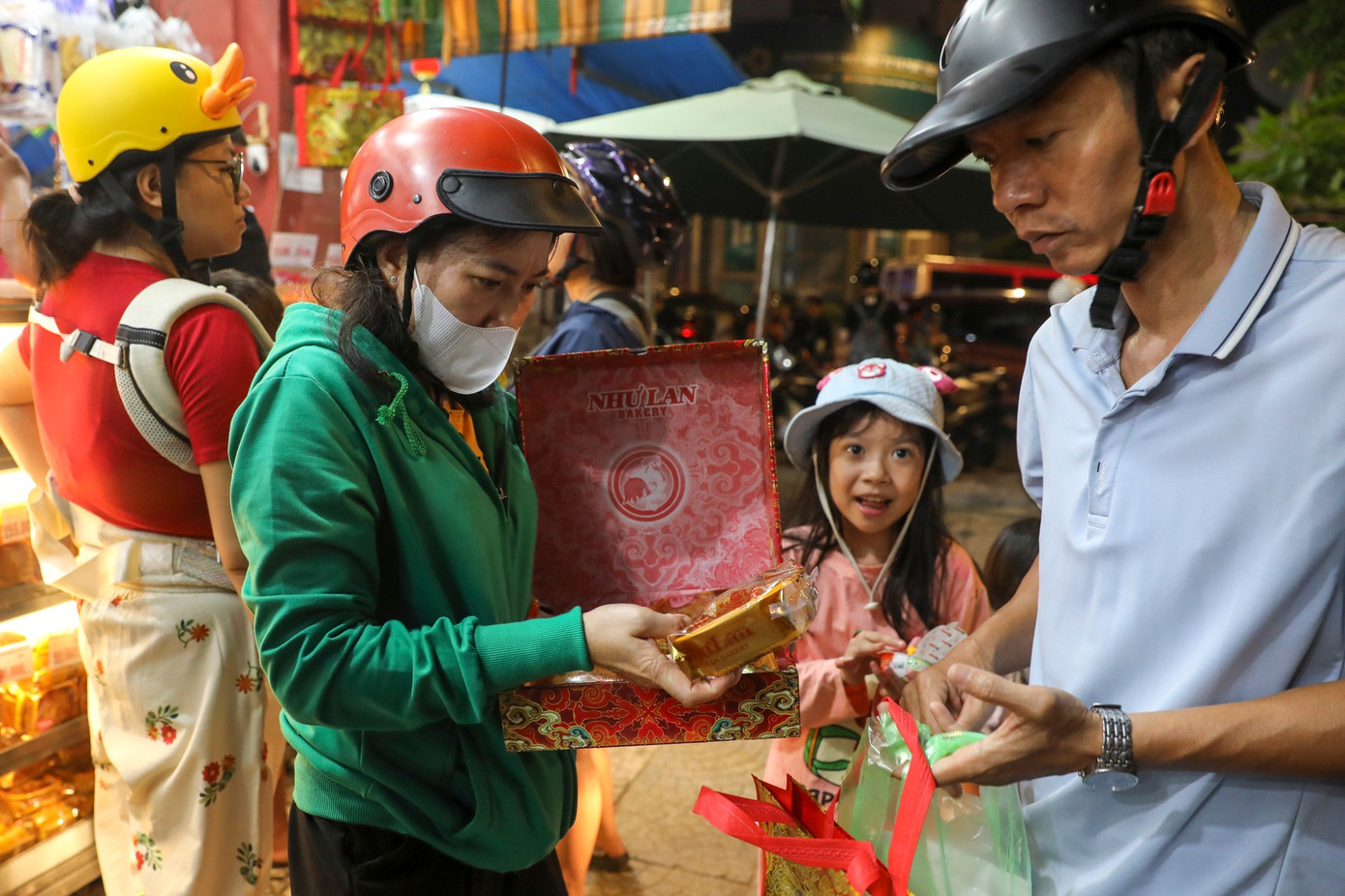 Hình ảnh trái ngược của thị trường bánh trung thu ở TPHCM- Ảnh 9. Hình ảnh trái ngược của thị trường bánh trung thu ở TPHCM- Ảnh 9.