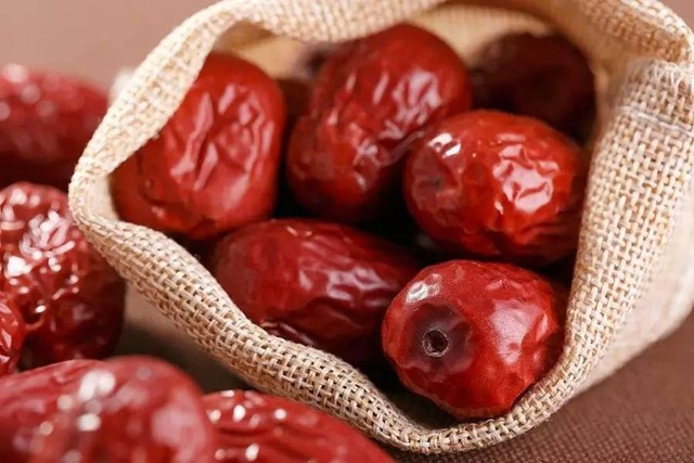 Táo đỏ được mệnh danh là "viên vitamin tự nhiên" nhưng ăn sống thật lãng phí, ăn theo 12 cách này mới nhân đôi lợi ích!- Ảnh 2.