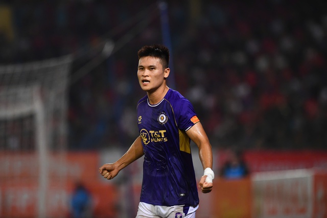 Em bé hot nhất sân Hàng Đẫy ngồi ghế VIP, là con của chủ tịch CLB Hà Nội và Em bé hot nhất sân Hàng Đẫy ngồi ghế VIP, là con của chủ tịch CLB Hà Nội và