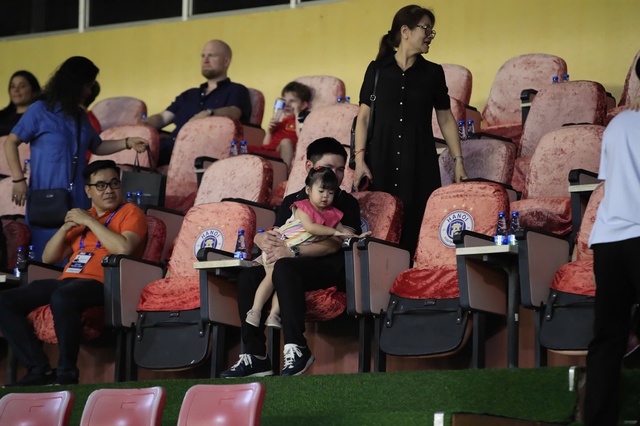 Em bé hot nhất sân Hàng Đẫy ngồi ghế VIP, là con của chủ tịch CLB Hà Nội và Em bé hot nhất sân Hàng Đẫy ngồi ghế VIP, là con của chủ tịch CLB Hà Nội và