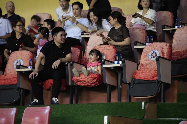 Em bé hot nhất sân Hàng Đẫy ngồi ghế VIP, là con của chủ tịch CLB Hà Nội và Em bé hot nhất sân Hàng Đẫy ngồi ghế VIP, là con của chủ tịch CLB Hà Nội và