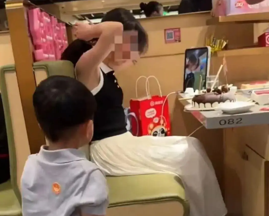 Khung cảnh khiến nhiều người phát ngại trong 1 quán lẩu: Khi bố mẹ nuôi dạy con theo kiểu bất thường!- Ảnh 1. Khung cảnh khiến nhiều người phát ngại trong 1 quán lẩu: Khi bố mẹ nuôi dạy con theo kiểu bất thường!- Ảnh 1.