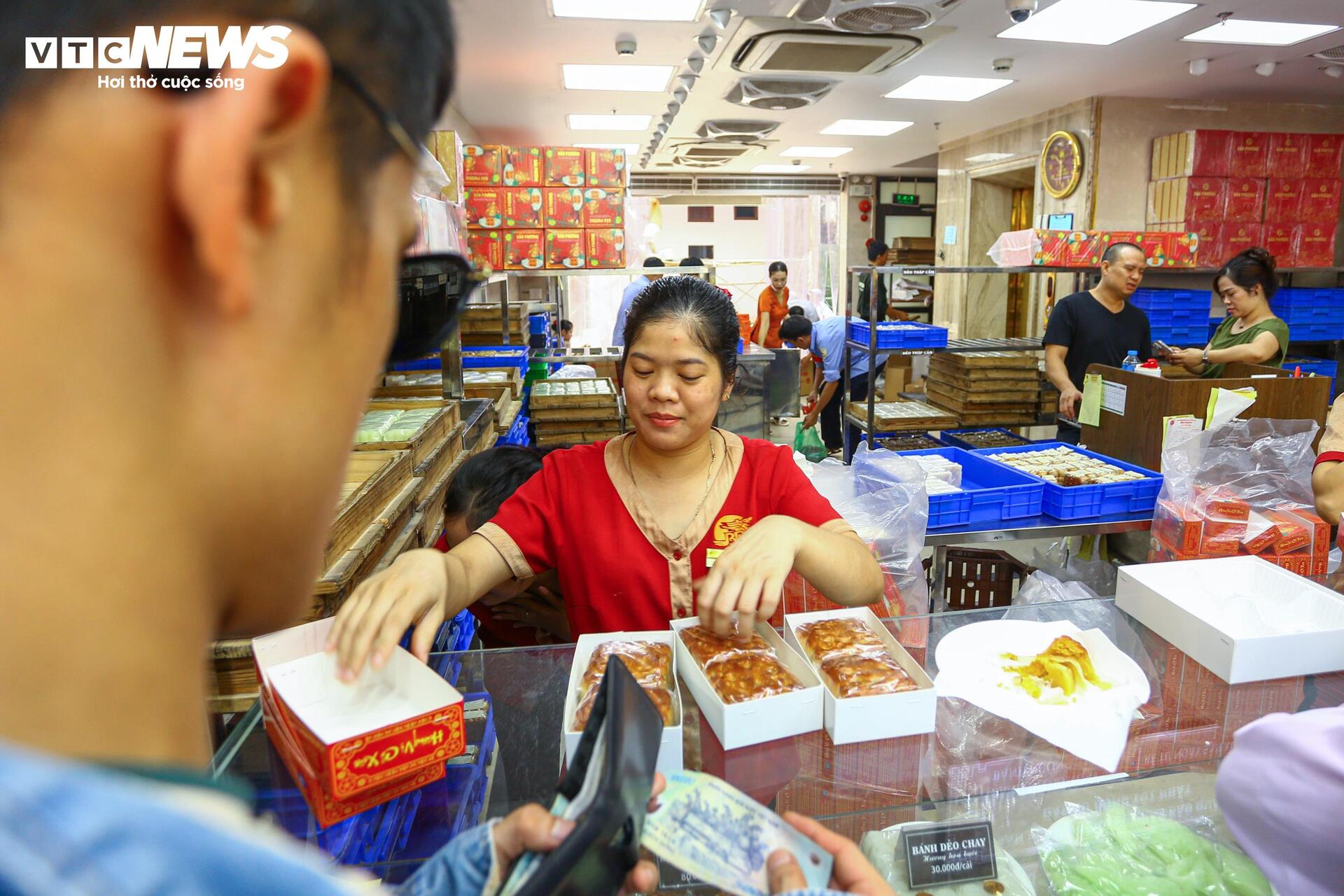 Người dân xếp hàng mua bánh Trung thu truyền thống ở Hà Nội- Ảnh 9. Người dân xếp hàng mua bánh Trung thu truyền thống ở Hà Nội- Ảnh 9.