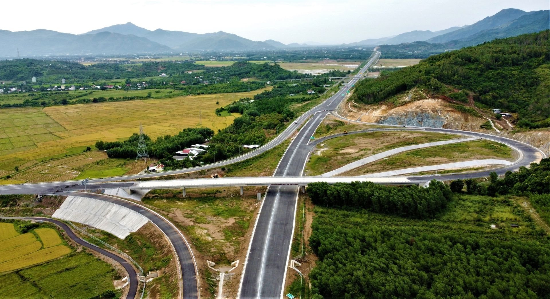 875.000 tỷ đồng đổ vào hạ tầng: Các siêu liên minh chia nhau bữa tiệc cao tốc lịch sử, một DN "ôm" lượng backlog gấp 3 lần doanh thu 2024- Ảnh 1.