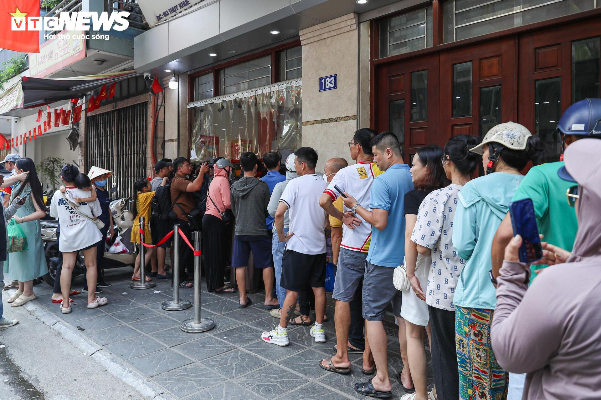 Người dân xếp hàng mua bánh Trung thu truyền thống ở Hà Nội- Ảnh 4. Người dân xếp hàng mua bánh Trung thu truyền thống ở Hà Nội- Ảnh 4.