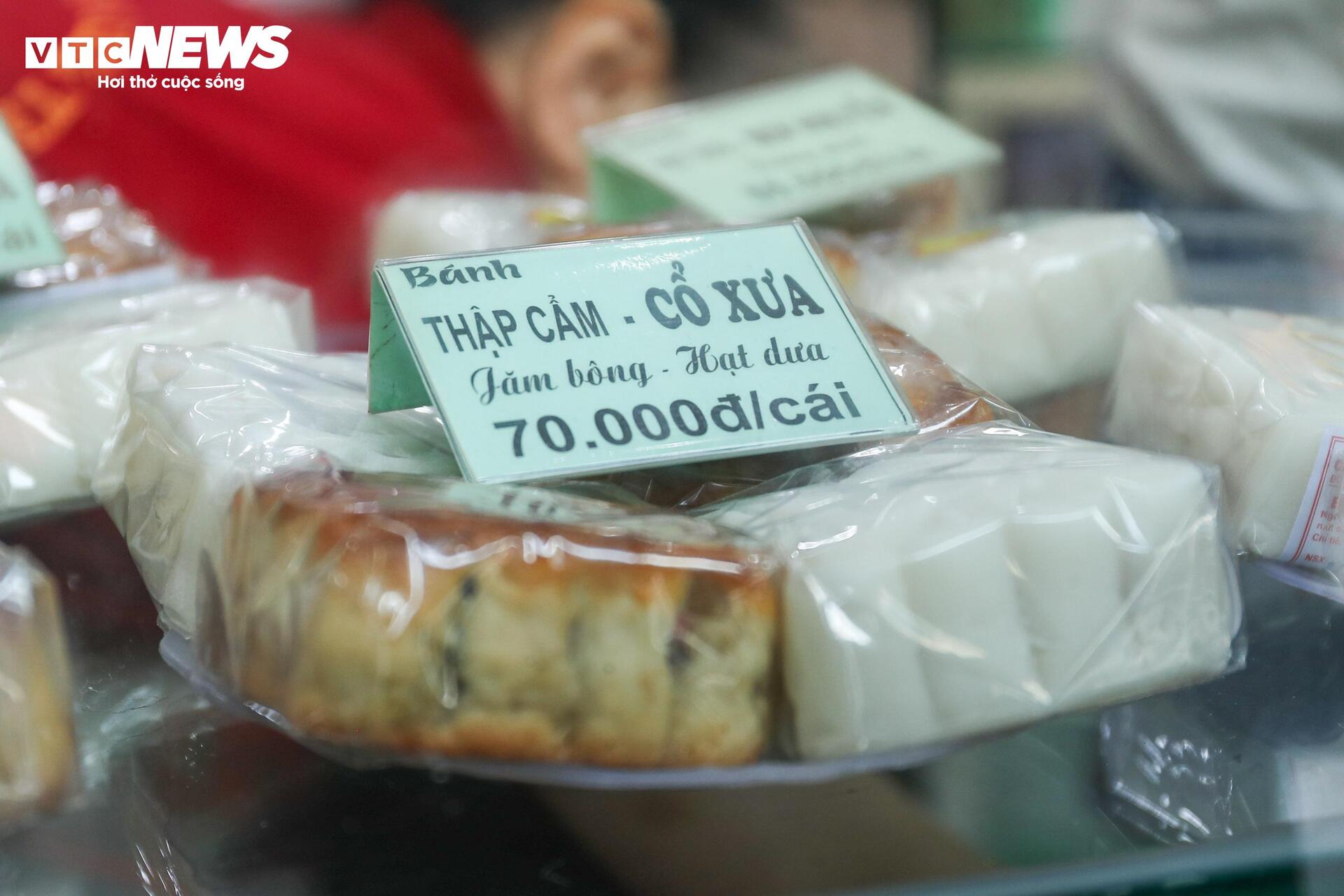 Người dân xếp hàng mua bánh Trung thu truyền thống ở Hà Nội- Ảnh 10. Người dân xếp hàng mua bánh Trung thu truyền thống ở Hà Nội- Ảnh 10.