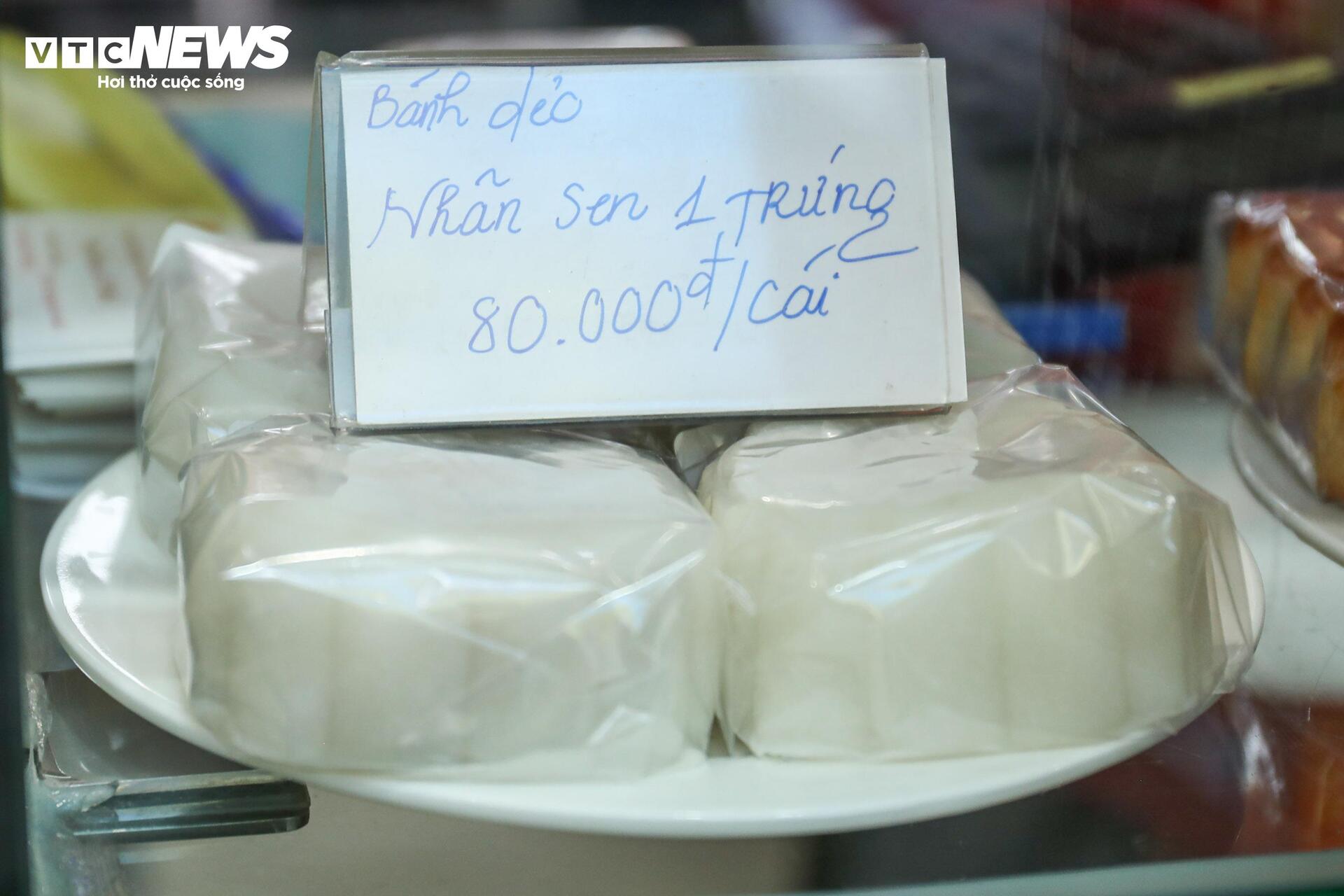 Người dân xếp hàng mua bánh Trung thu truyền thống ở Hà Nội- Ảnh 11. Người dân xếp hàng mua bánh Trung thu truyền thống ở Hà Nội- Ảnh 11.