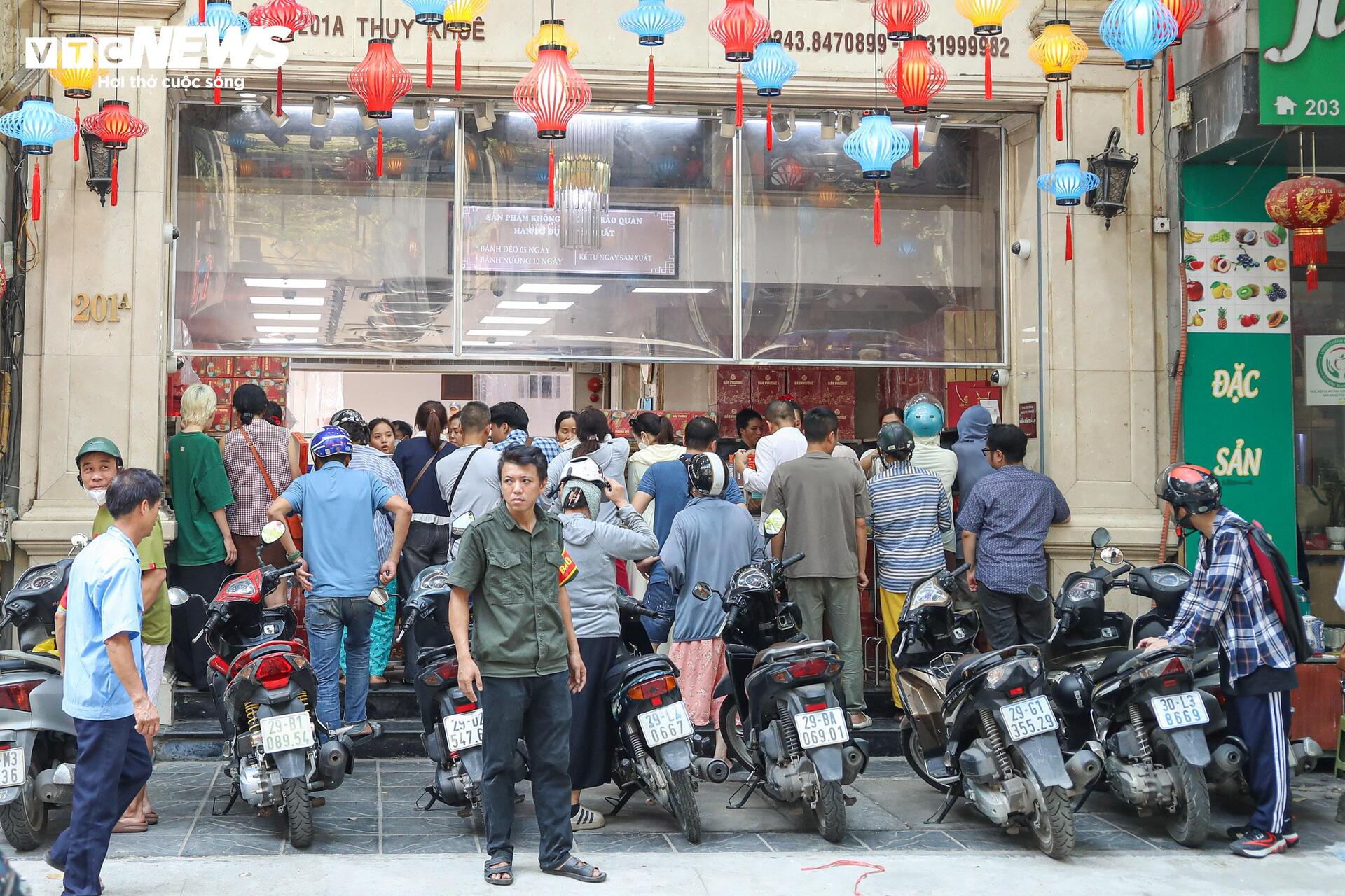 Người dân xếp hàng mua bánh Trung thu truyền thống ở Hà Nội- Ảnh 7. Người dân xếp hàng mua bánh Trung thu truyền thống ở Hà Nội- Ảnh 7.