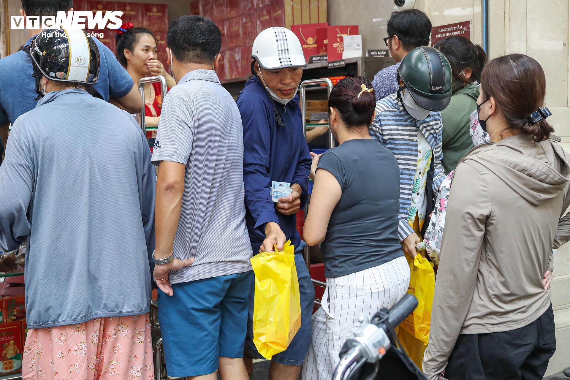 Người dân xếp hàng mua bánh Trung thu truyền thống ở Hà Nội- Ảnh 13. Người dân xếp hàng mua bánh Trung thu truyền thống ở Hà Nội- Ảnh 13.