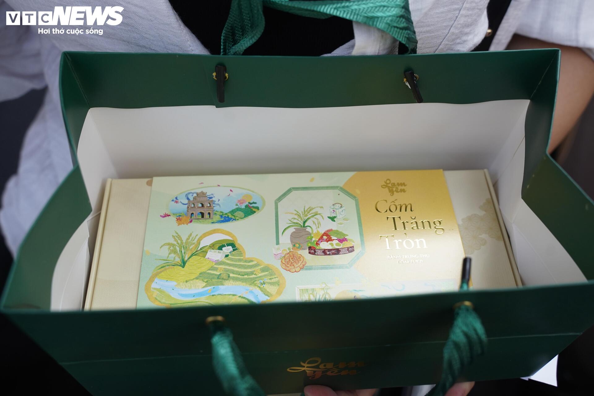Người dân xếp hàng mua bánh Trung thu truyền thống ở Hà Nội- Ảnh 18. Người dân xếp hàng mua bánh Trung thu truyền thống ở Hà Nội- Ảnh 18.