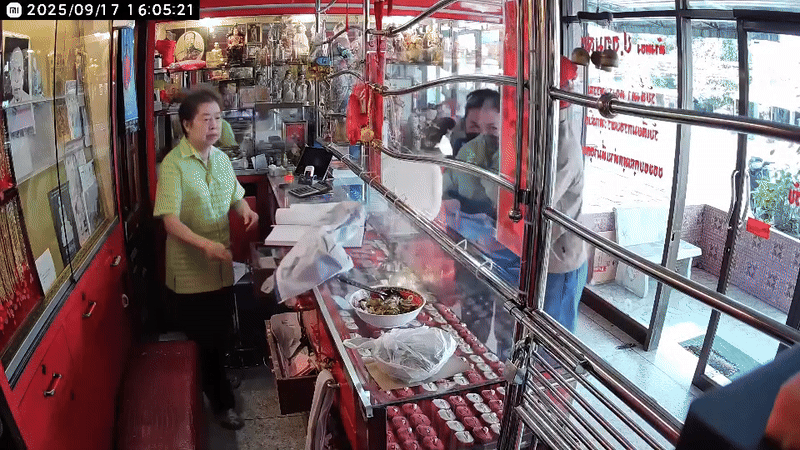 Đi bán nhẫn vàng thì gặp cướp, người phụ nữ bất ngờ trở thành con tin, video hiện trường gay cấn như phim- Ảnh 2. Đi bán nhẫn vàng thì gặp cướp, người phụ nữ bất ngờ trở thành con tin, video hiện trường gay cấn như phim- Ảnh 2.