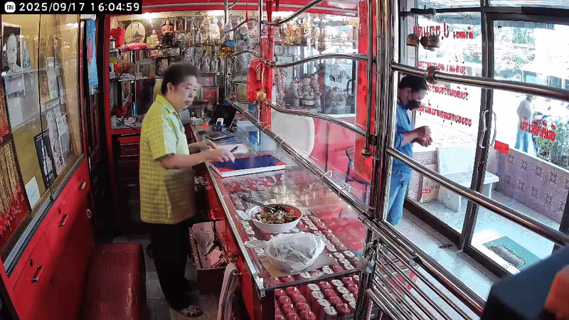 Đi bán nhẫn vàng thì gặp cướp, người phụ nữ bất ngờ trở thành con tin, video hiện trường gay cấn như phim- Ảnh 1. Đi bán nhẫn vàng thì gặp cướp, người phụ nữ bất ngờ trở thành con tin, video hiện trường gay cấn như phim- Ảnh 1.