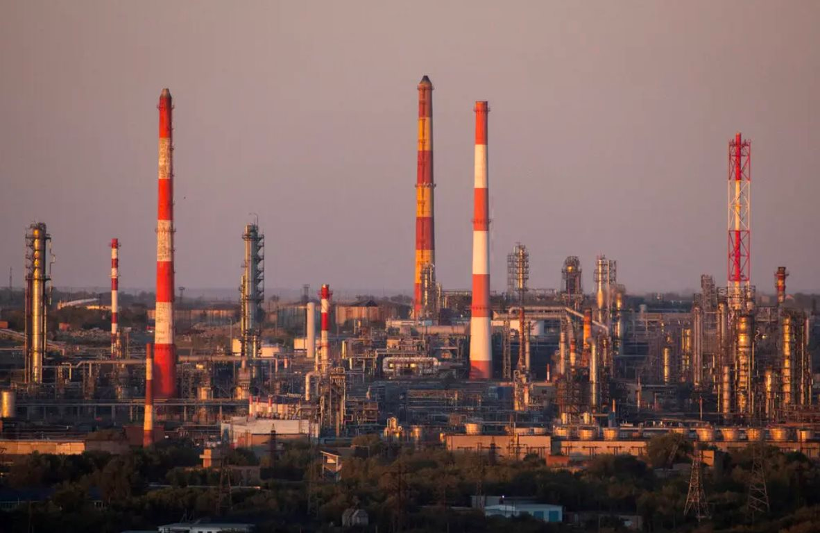 Bị trừng phạt hàng loạt, 'đội tàu bóng tối' của Nga vẫn phình to: Số tàu tăng 45% trong 1 năm, gần 1.000 tàu liên tục di chuyển, phương Tây đang 'tiếp tay'?- Ảnh 1.