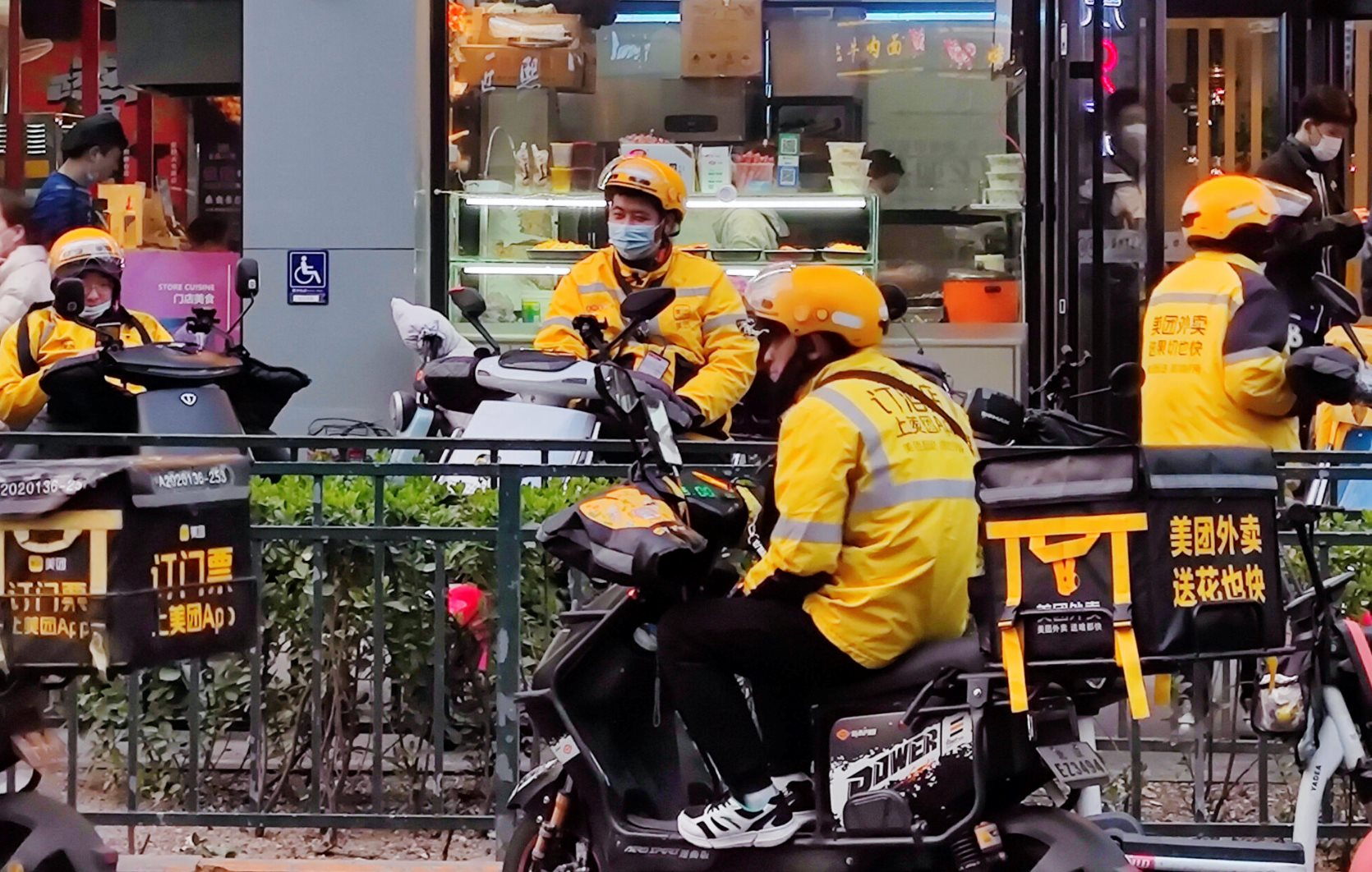 200 triệu lao động thời vụ - Nỗi ám ảnh của Trung Quốc: Làm kiệt sức nhưng không có bảo hiểm, chỉ 1 lỗi nhỏ cũng mất cả ngày công- Ảnh 3.
