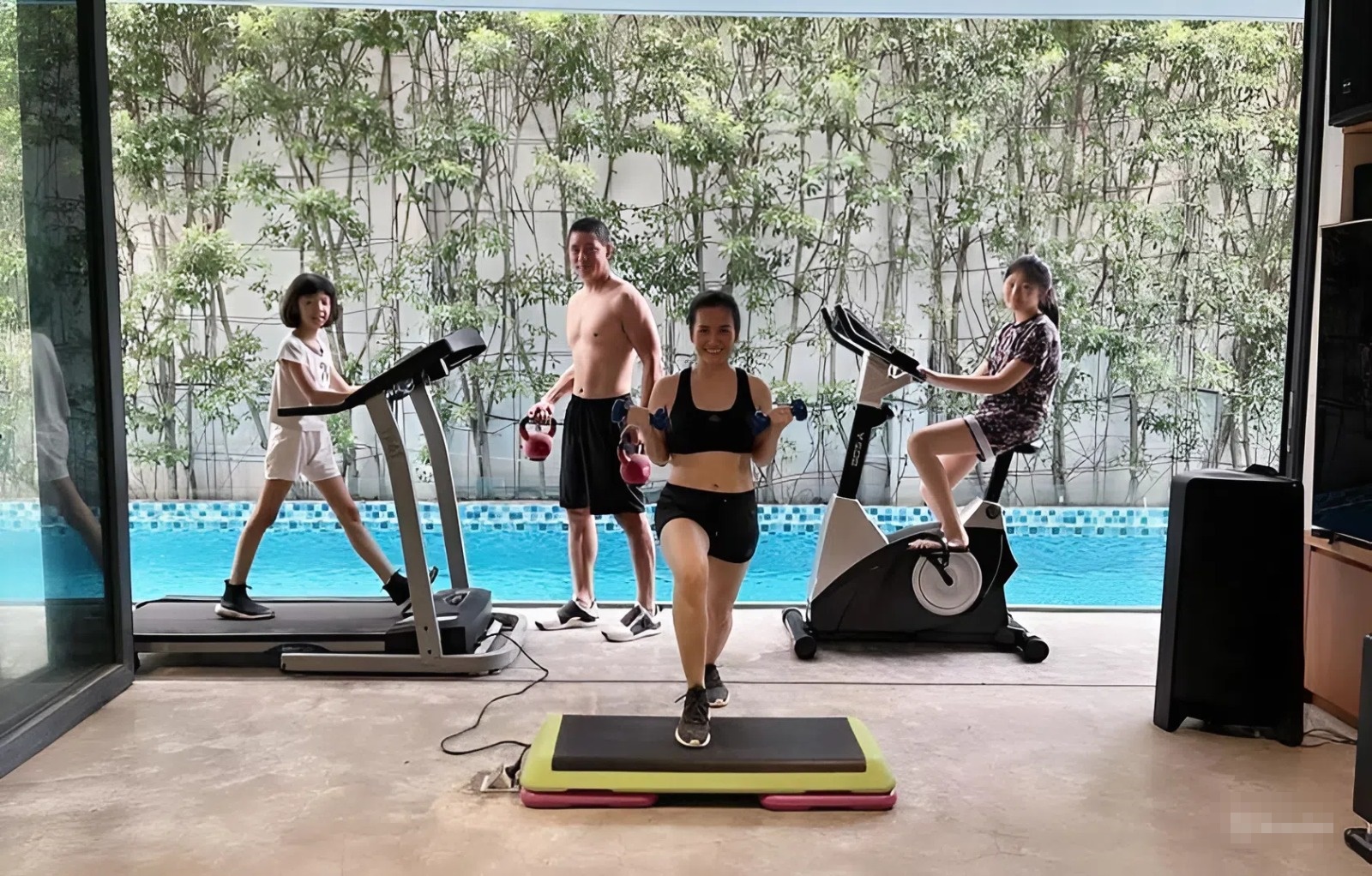 Nam nghệ sĩ cưới đại gia hơn 4 tuổi, U50 nhan sắc gây tiếc nuối, rời showbiz, ở biệt thự TP.HCM xa hoa- Ảnh 7.