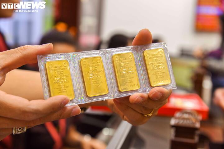 Giá vàng tăng nhưng người mua vẫn lỗ: Chuyên gia khuyến cáo thế nào?- Ảnh 1.