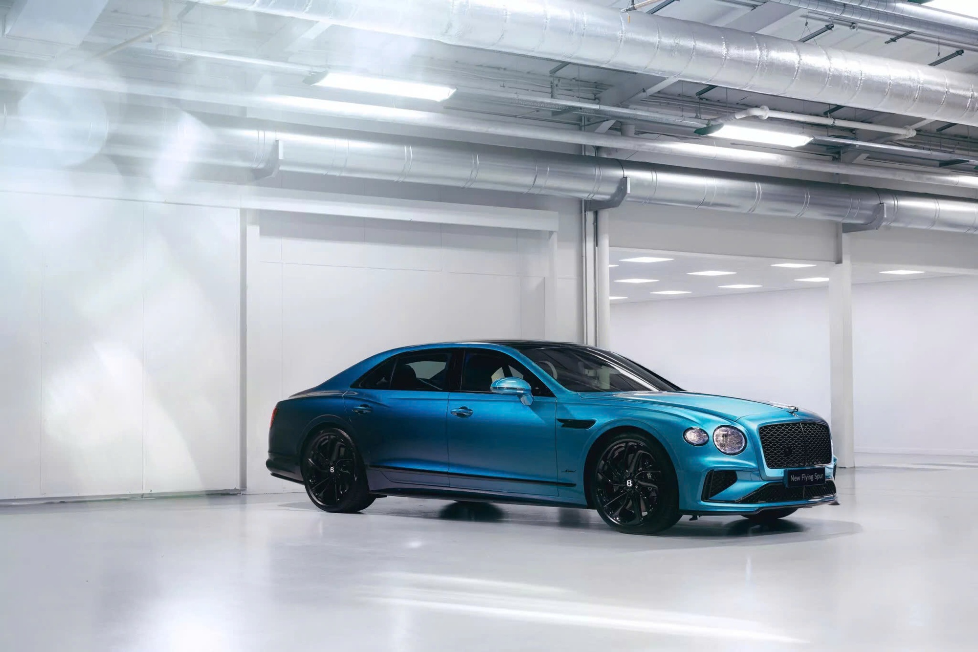 Đắt như option xe siêu sang: Bentley có màu sơn mới mất 60 giờ để làm, giá quy đổi gần 1,8 tỷ đồng- Ảnh 1.