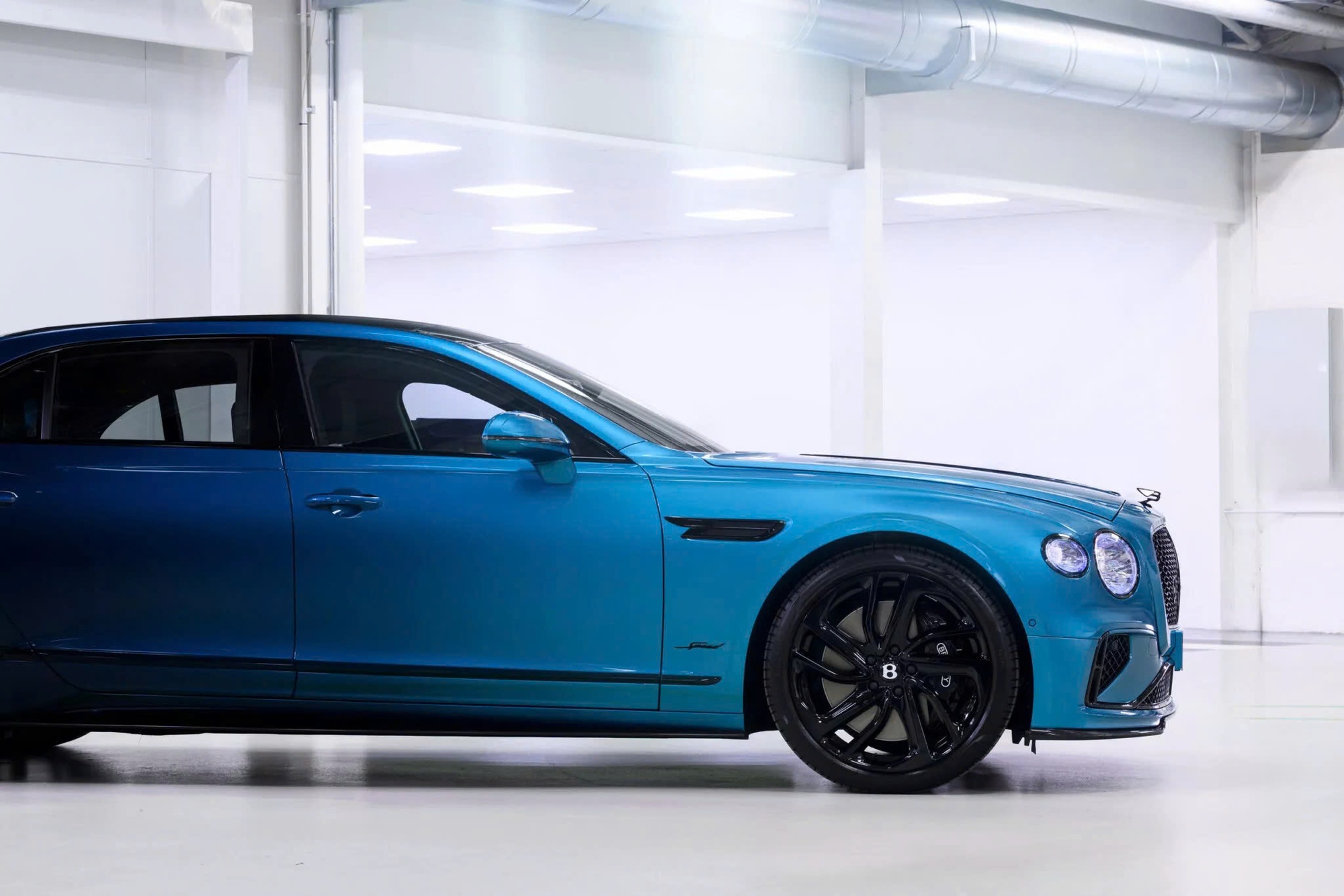 Đắt như option xe siêu sang: Bentley có màu sơn mới mất 60 giờ để làm, giá quy đổi gần 1,8 tỷ đồng- Ảnh 3.