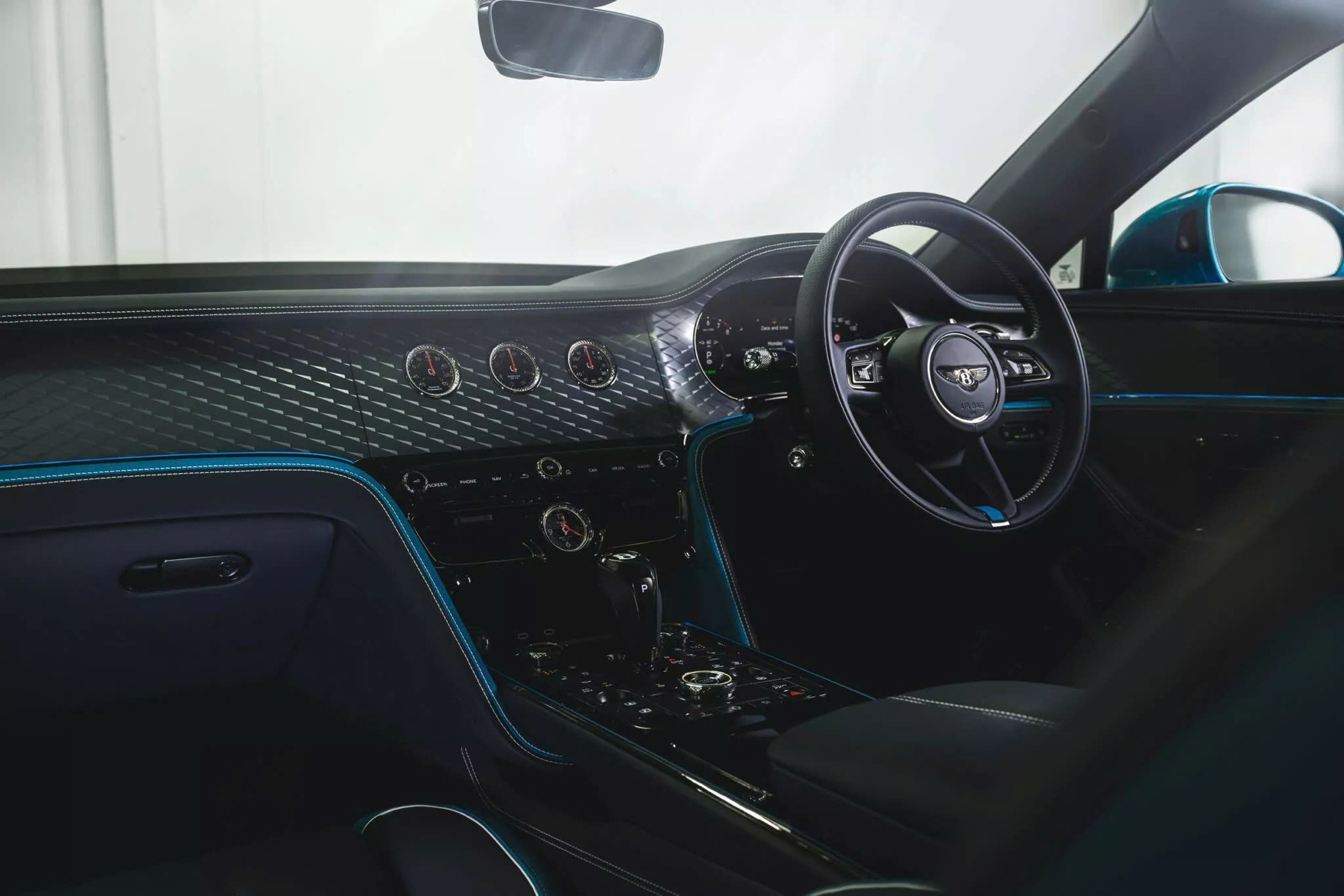 Đắt như option xe siêu sang: Bentley có màu sơn mới mất 60 giờ để làm, giá quy đổi gần 1,8 tỷ đồng- Ảnh 5.
