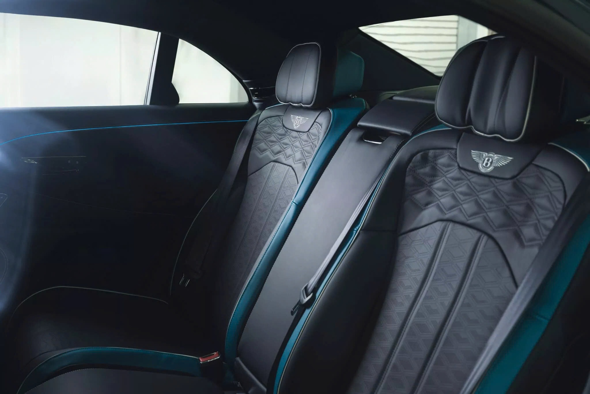 Đắt như option xe siêu sang: Bentley có màu sơn mới mất 60 giờ để làm, giá quy đổi gần 1,8 tỷ đồng- Ảnh 6.