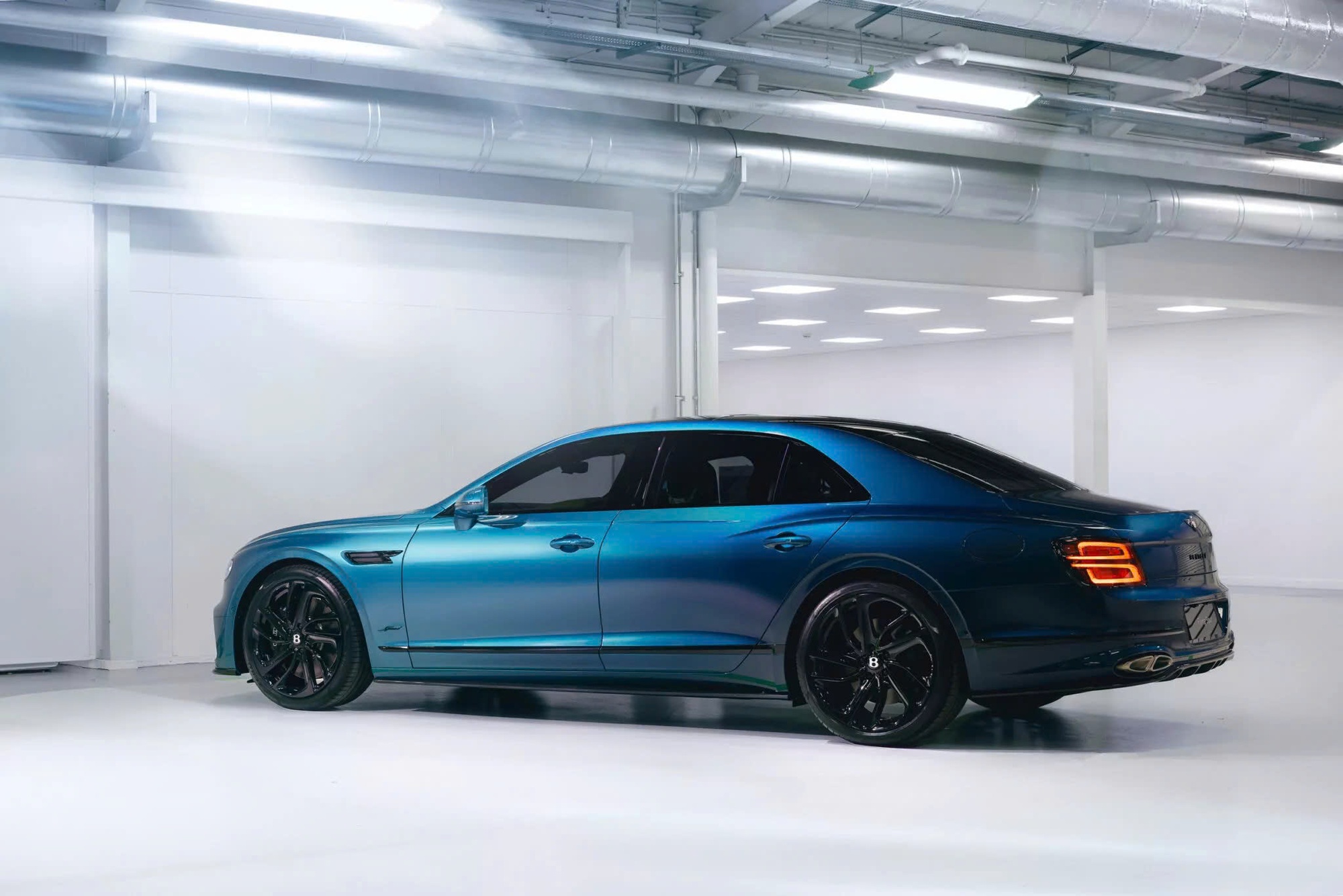 Đắt như option xe siêu sang: Bentley có màu sơn mới mất 60 giờ để làm, giá quy đổi gần 1,8 tỷ đồng- Ảnh 4.