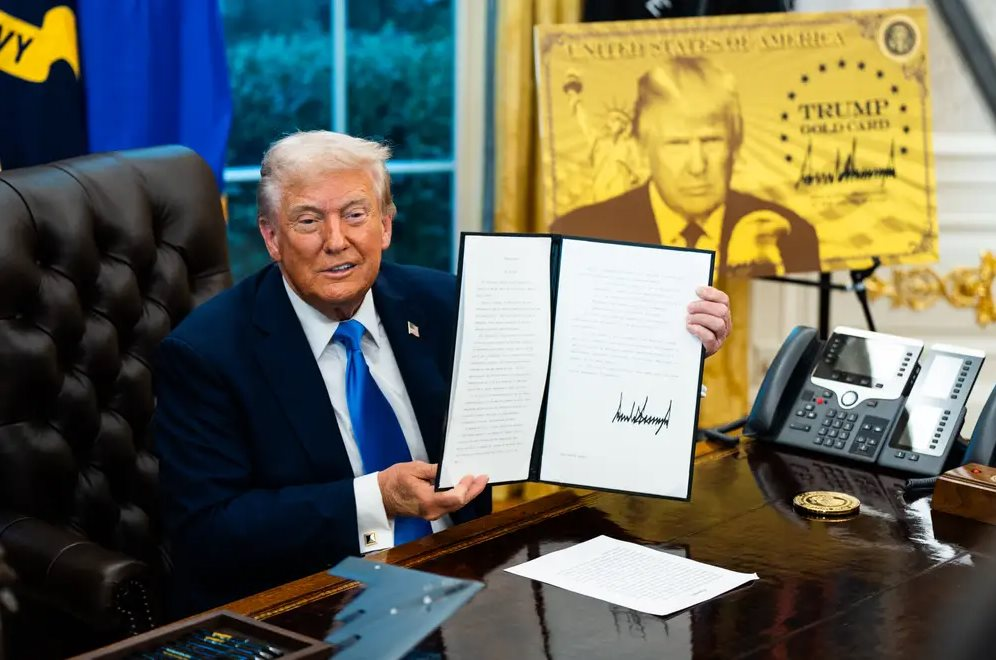 Giới công nghệ hỗn loạn sau sắc lệnh H-1B: Một chữ ký của Tổng thống Donald Trump làm rung chuyển Thung lũng Silicon- Ảnh 1. Giới công nghệ hỗn loạn sau sắc lệnh H-1B: Một chữ ký của Tổng thống Donald Trump làm rung chuyển Thung lũng Silicon- Ảnh 1.