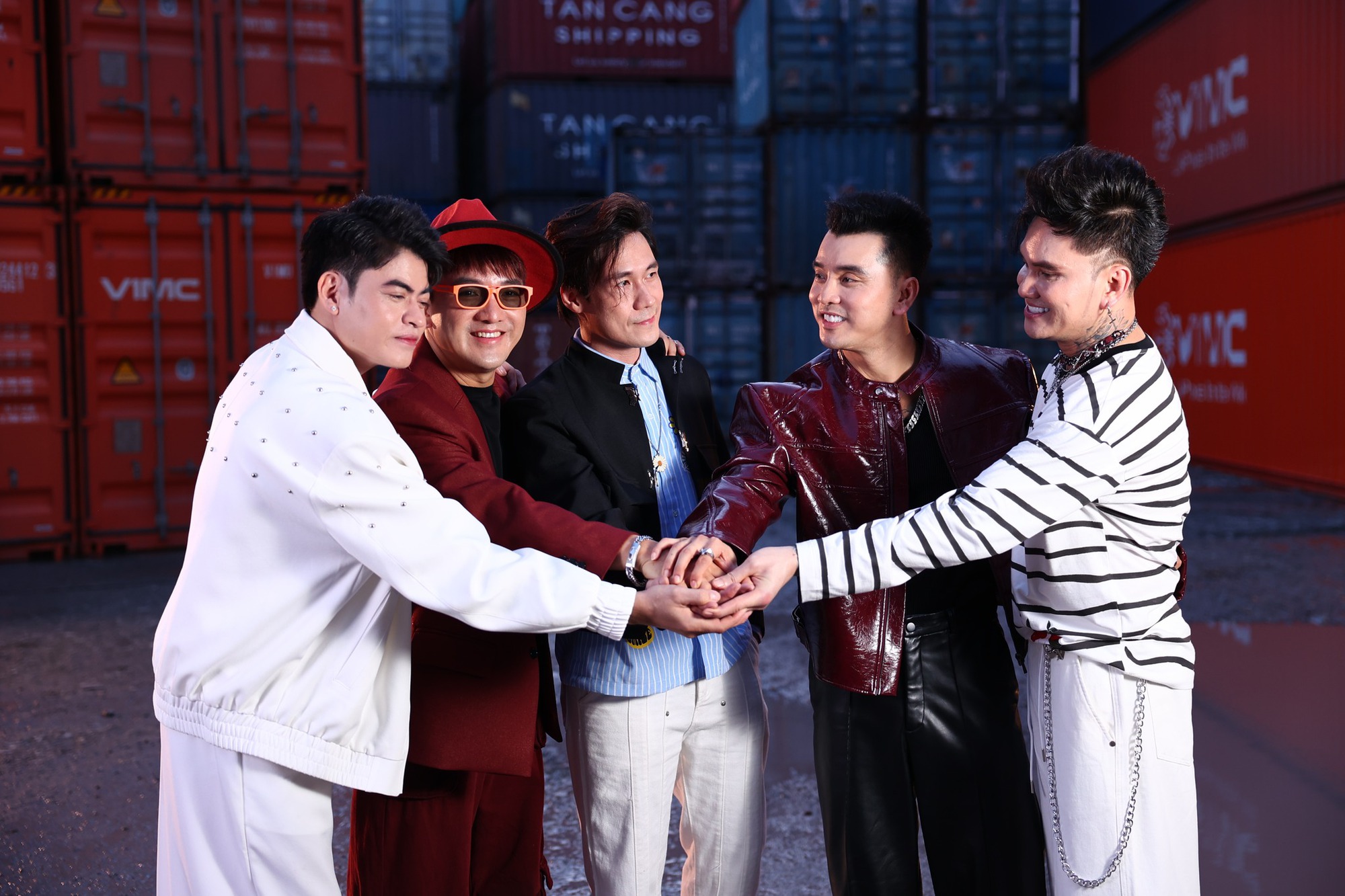 Ưng Hoàng Phúc chính thức phản hồi về MV dính hình ảnh nghi vấn quảng cáo web cá độ- Ảnh 1.